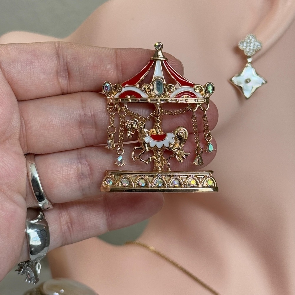 Red & White Rhinestone Carousel Brooch. - Picture 7 of 8